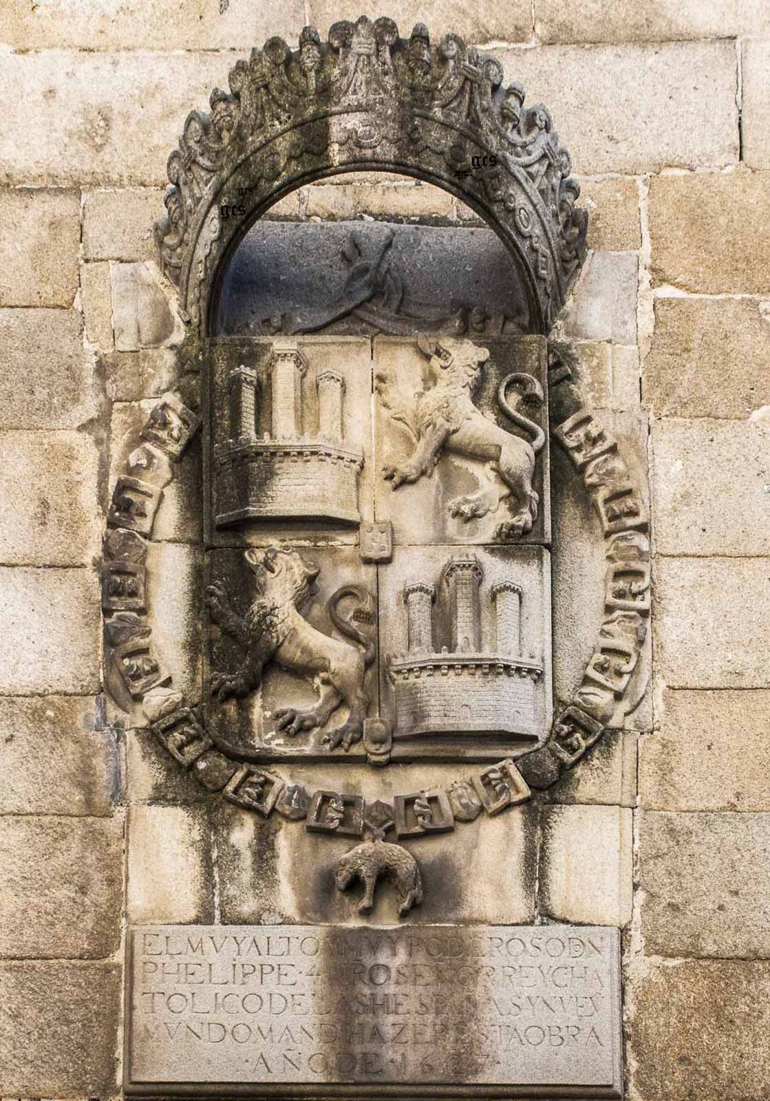 Gran escudo del rey Felipe IV situado en la portada de la carcel  antigua Plasencia