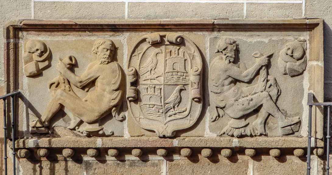 Escudo de los Tamayo en la calle del Rey