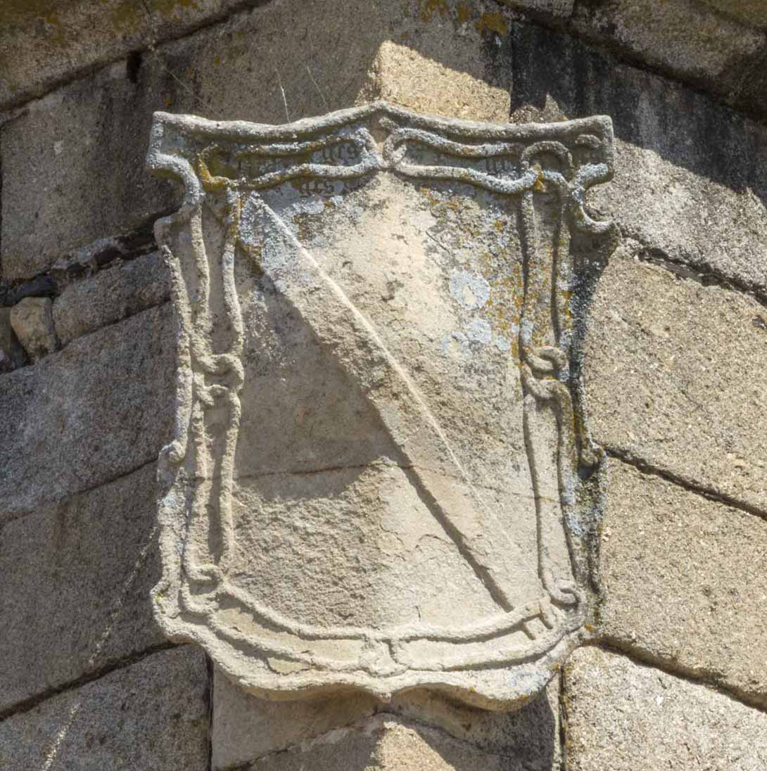 Escudo de los Zuñiga en la torre del palacio del Marques de Mirabel