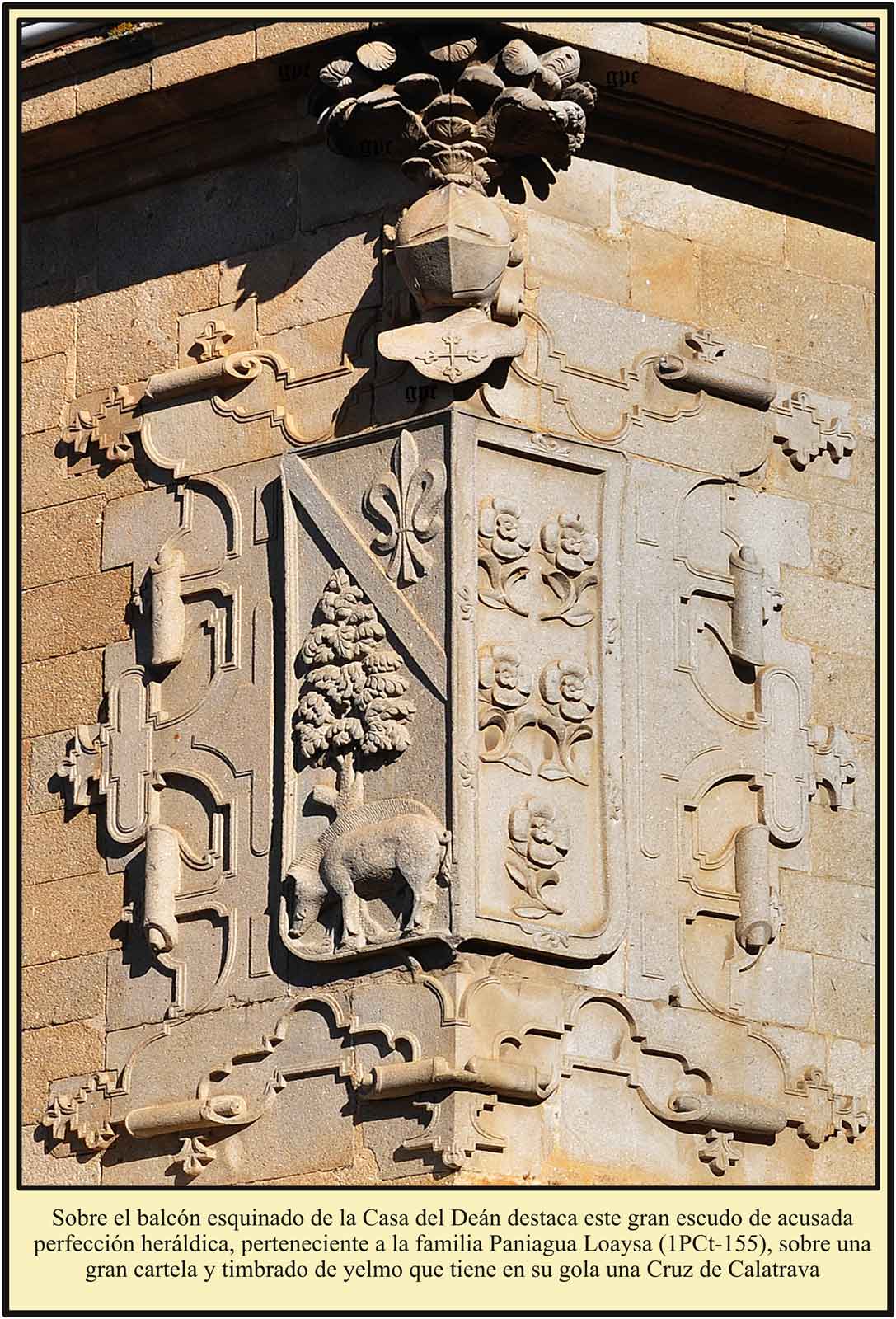 Plasencia Escudo de los Paniagua Loaysa sobre un balcon esquinado Plaza de la Catedral