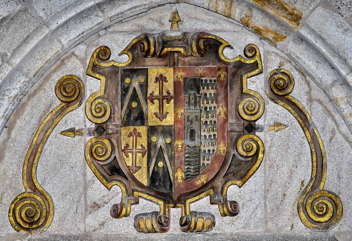 Escudo policromado en la Iglesia de San Nicolas  Plasencia 